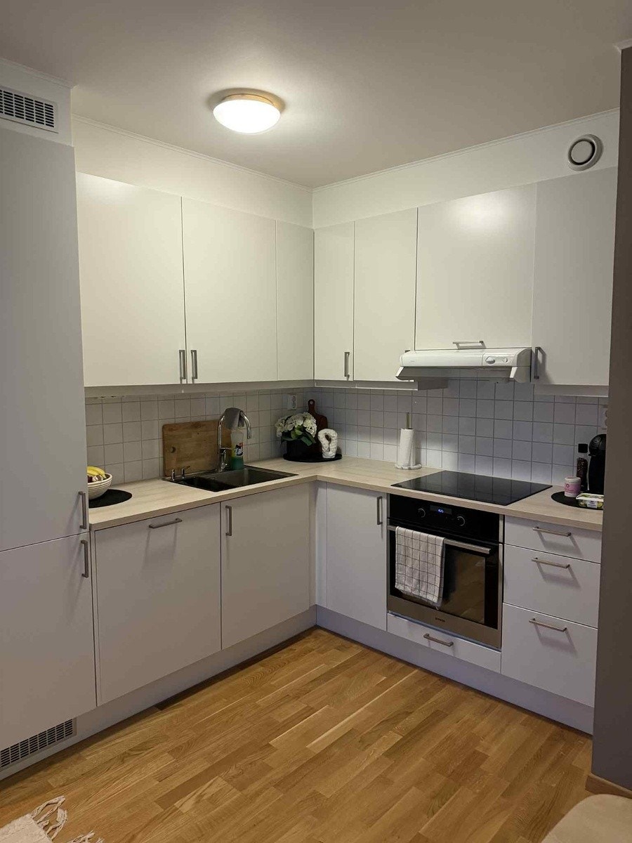 kjøkken med alle hvitevarer Galleribilde