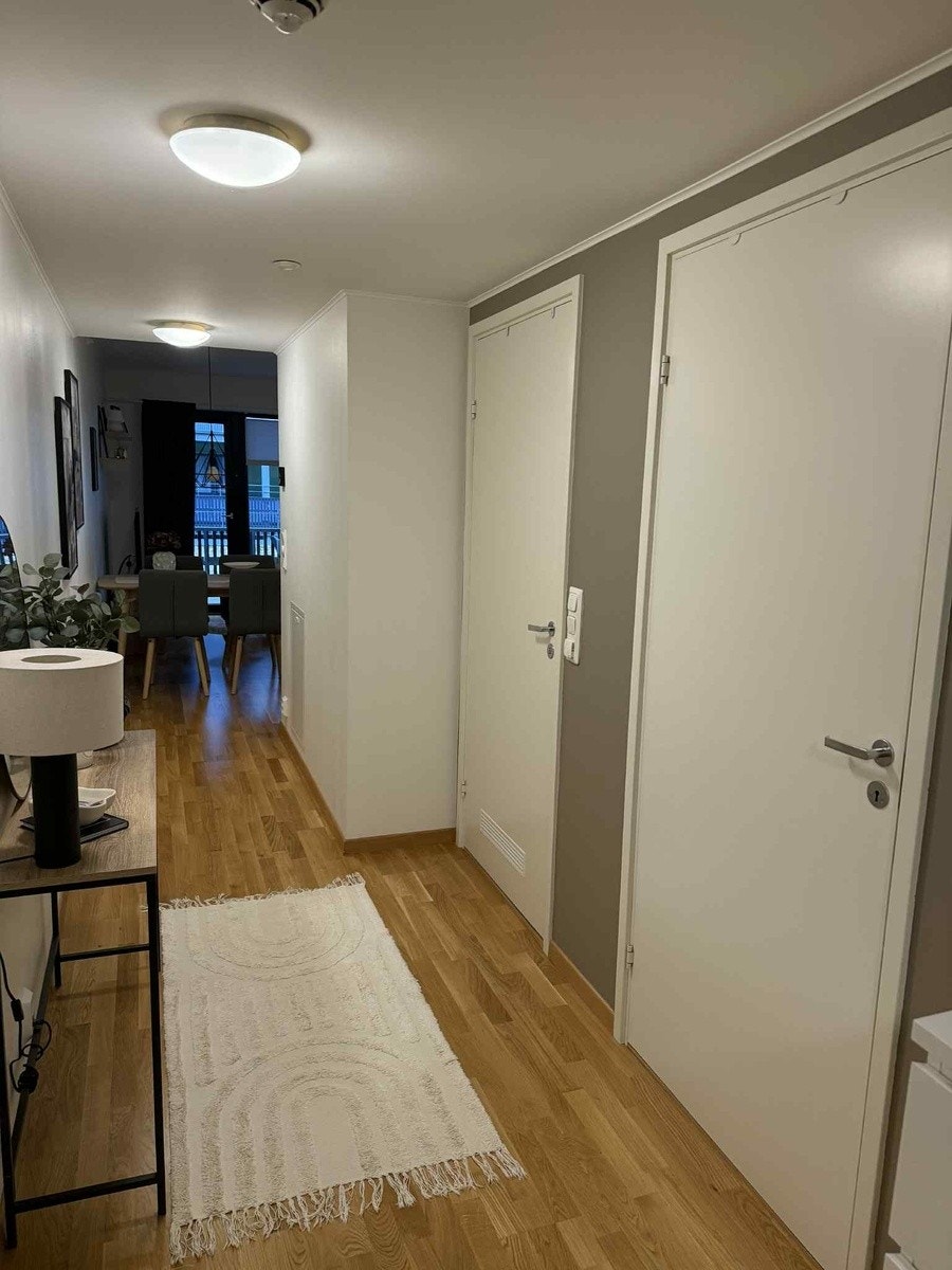 Gang med dør inn til bad og bod Galleribilde