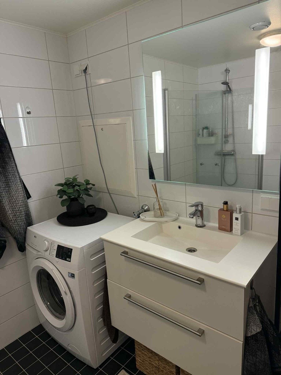 Bad med vaskemaskin Galleribilde