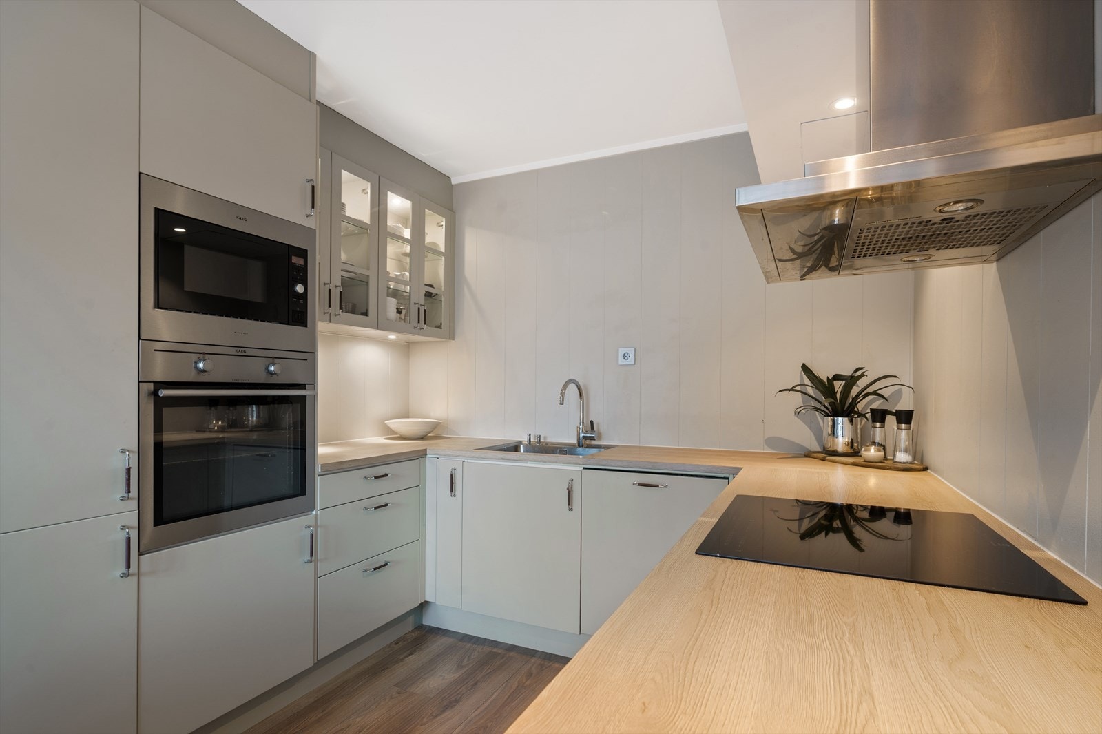 Kjøkkenet er innredet med kjøl/fryseskap og oppvaskmaskin. Galleribilde