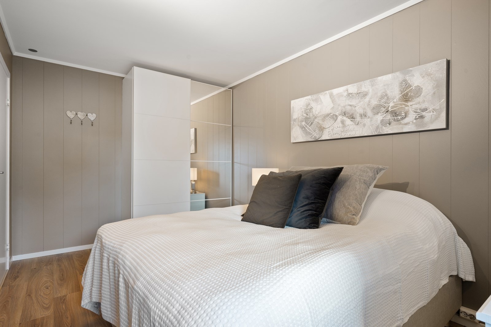 Rommet har godt med skapplass. Galleribilde