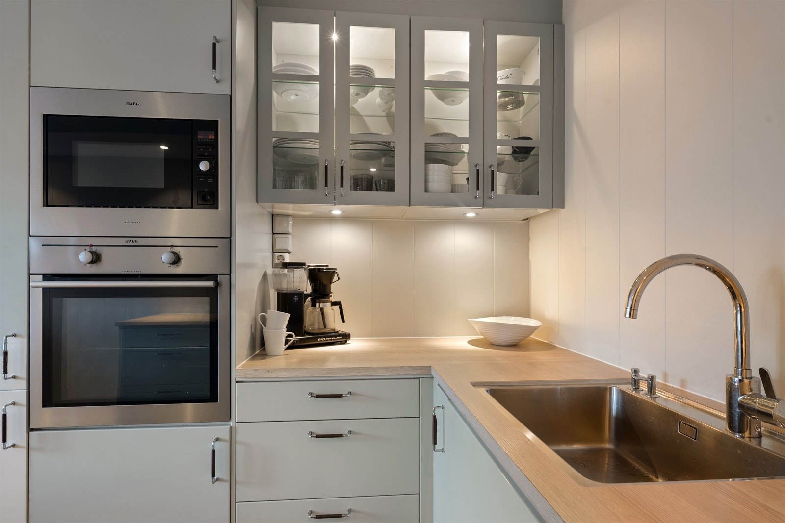 Kjøkkenet har nedfelt induksjonstopp, innebygget micro og stekeovn. Galleribilde