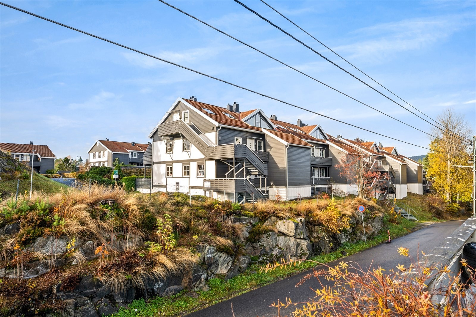 Boligen ligger i et populært, sentralt og meget barnevennlig boligområde på Høybråten. Galleribilde
