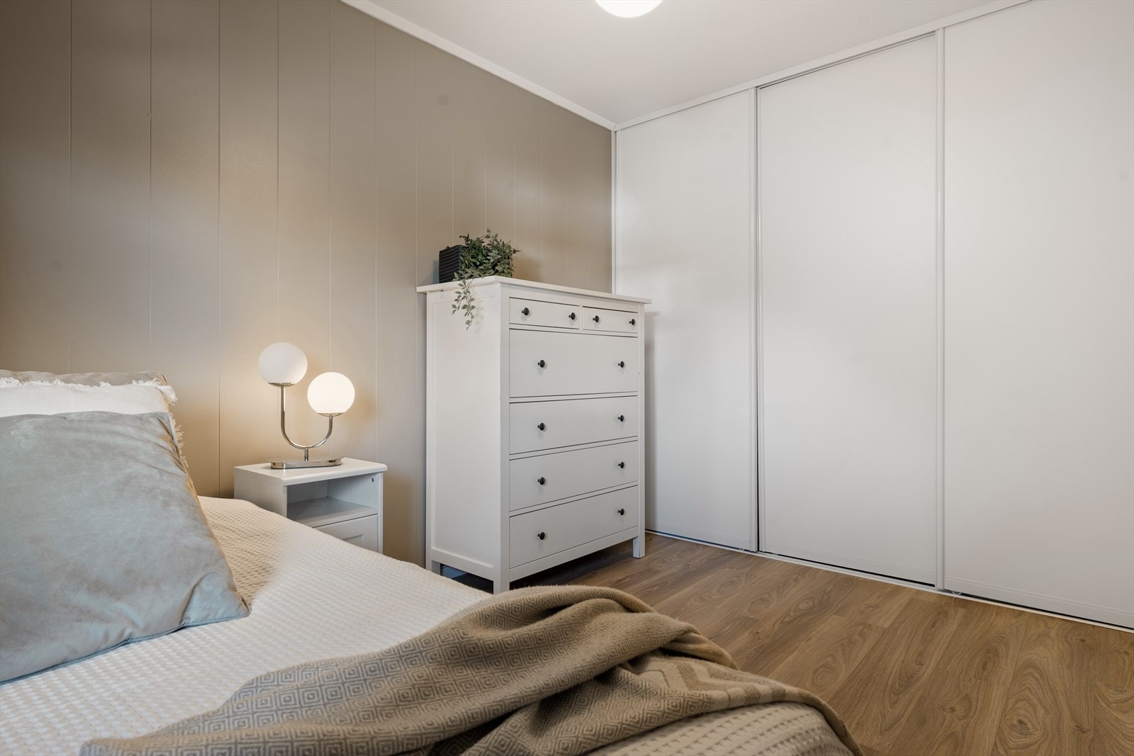 Rommet har skyvedørsgarderobe. Galleribilde