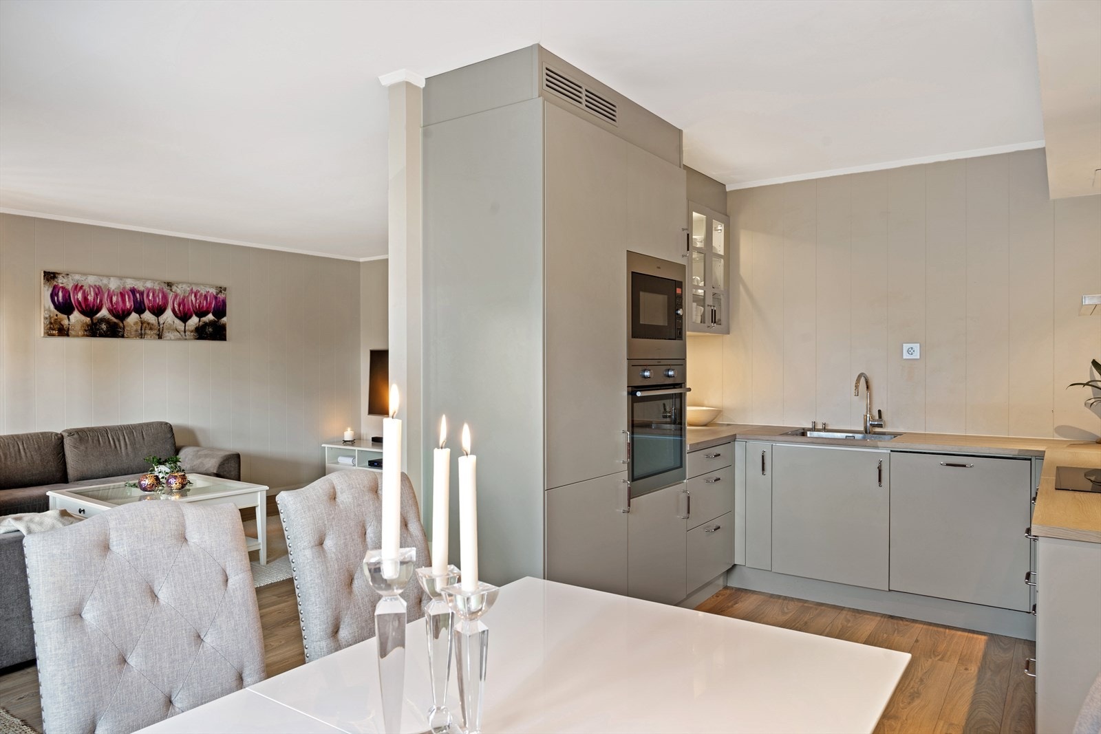 Kjøkkenet har innredning med glatte fronter typen Drømme kjøkkenet. Galleribilde