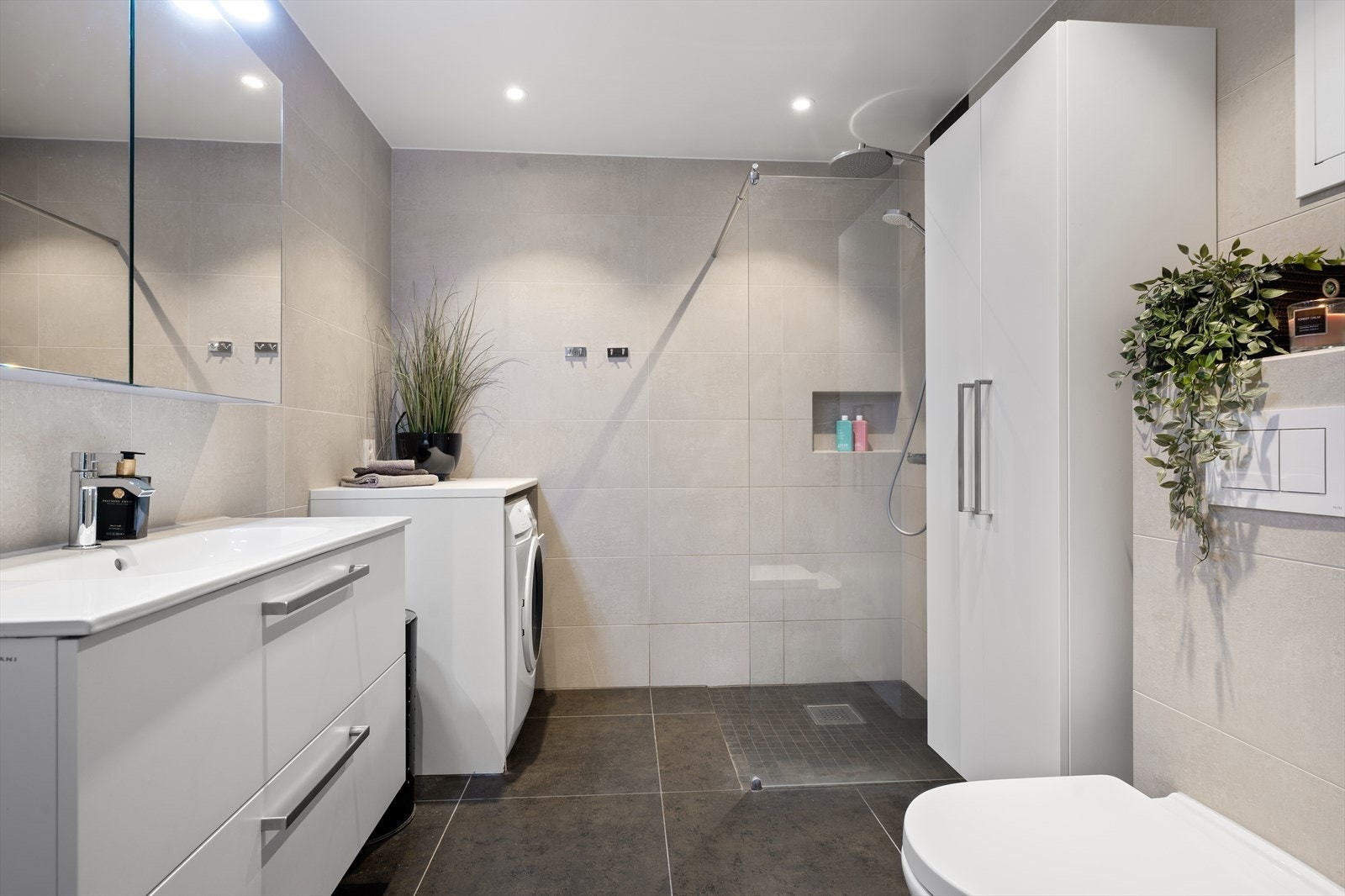 Helfliset bad fra 2021 med varmekabler på gulv. Galleribilde