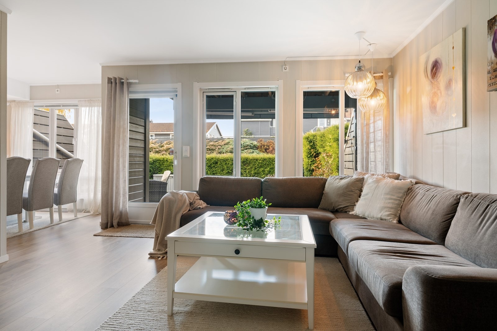 De store vindusoverflatene gir rikelig med naturlig lysinnslipp. Galleribilde