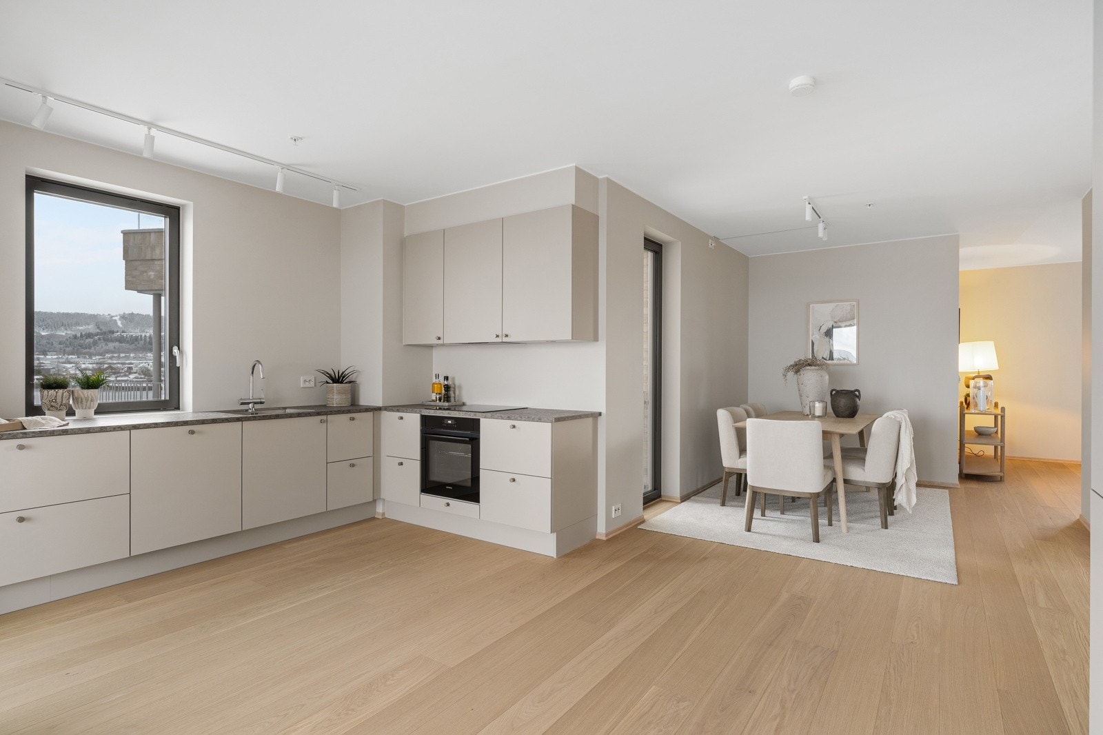 Det stilrene kjøkkenet er levert av kvalitetsprodusenten JKE og fremstår som både lekkert og svært funksjonelt. Galleribilde