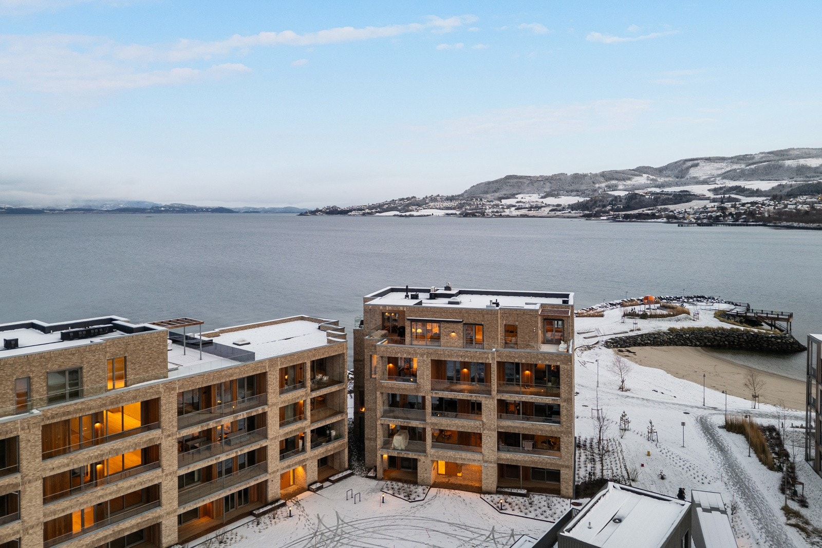 Nærområdet ved leiligheten er tilrettelagt for et aktivt sjø- og badeliv hvor det også er mulighet for båtplass i kanalen. Galleribilde