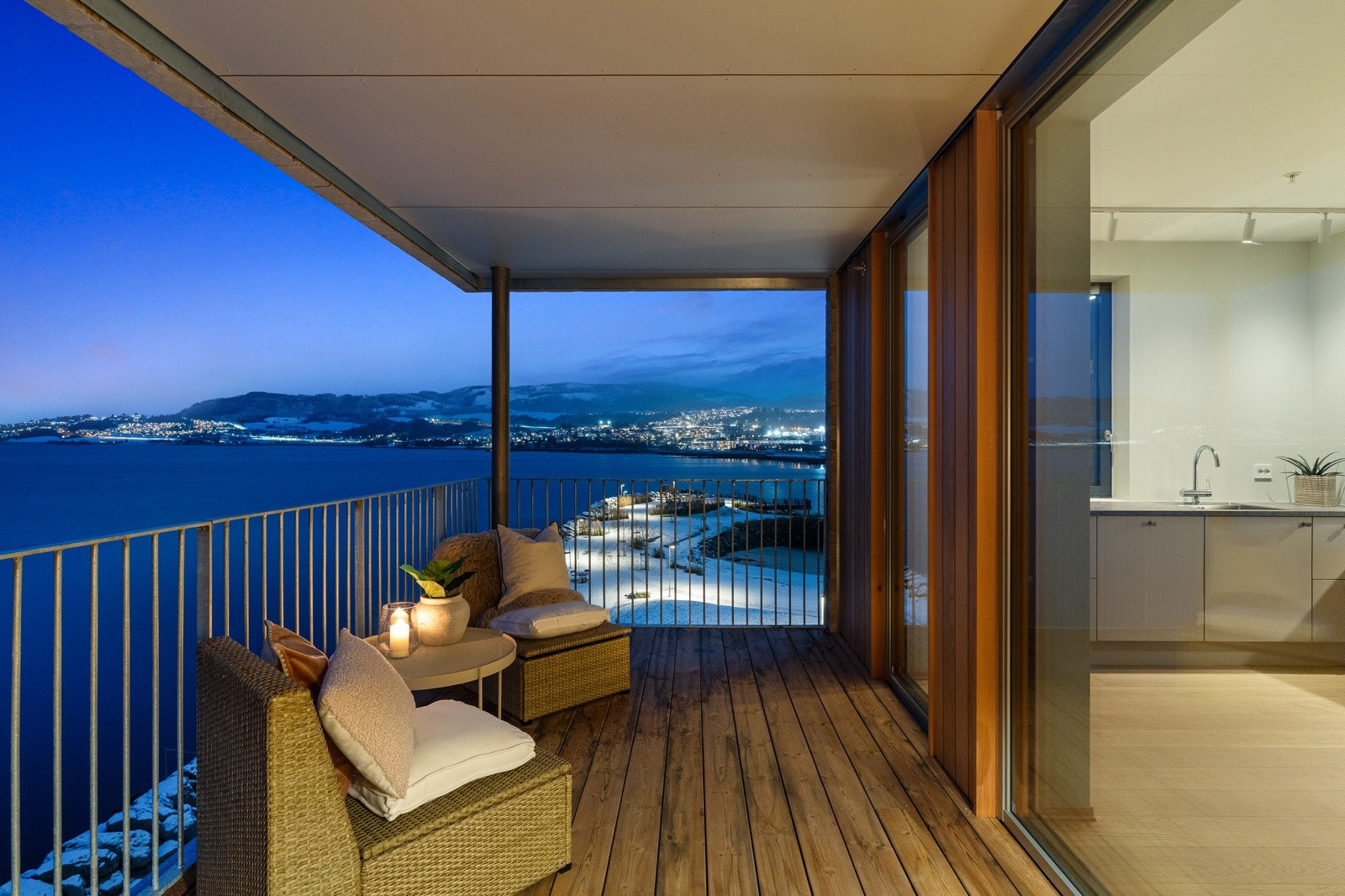 Fra kjøkkenet har du direkte utgang til en fantastisk balkong - en av leilighetens absolutt største kvaliteter. Galleribilde