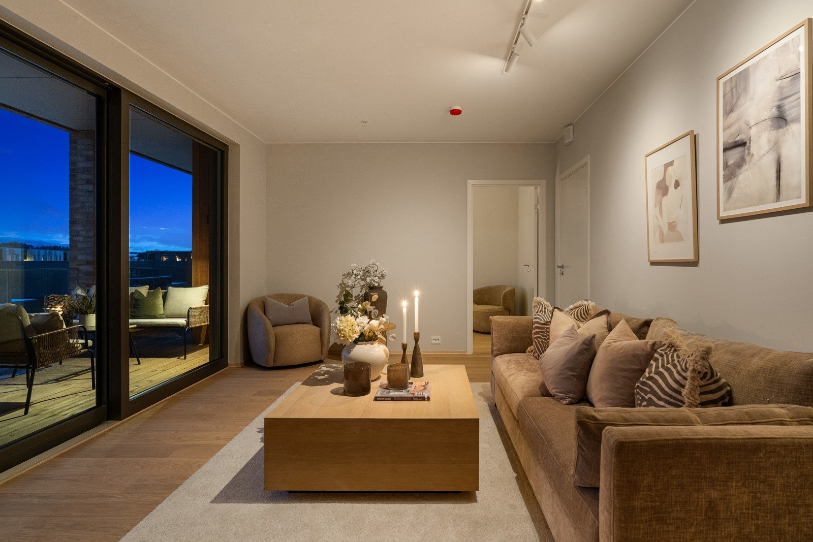 Hele oppholdsarealet varmes behagelig opp av vannbåren varme og har gjennomgående parkett av høy kvalitet levert av Boen. Galleribilde