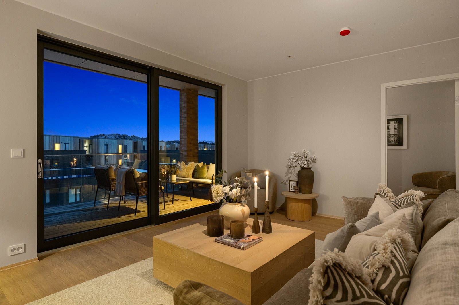 Fra stuen er det utgang til en balkong, noe som gir flotte lysforhold og en herlig følelse av åpenhet. Galleribilde