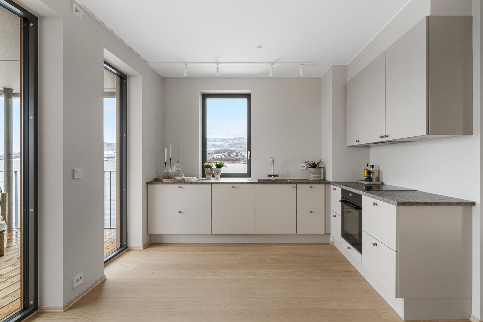 De lyse frontene og de integrerte Siemens-hvitevarene gir et helhetlig og moderne uttrykk. Galleribilde