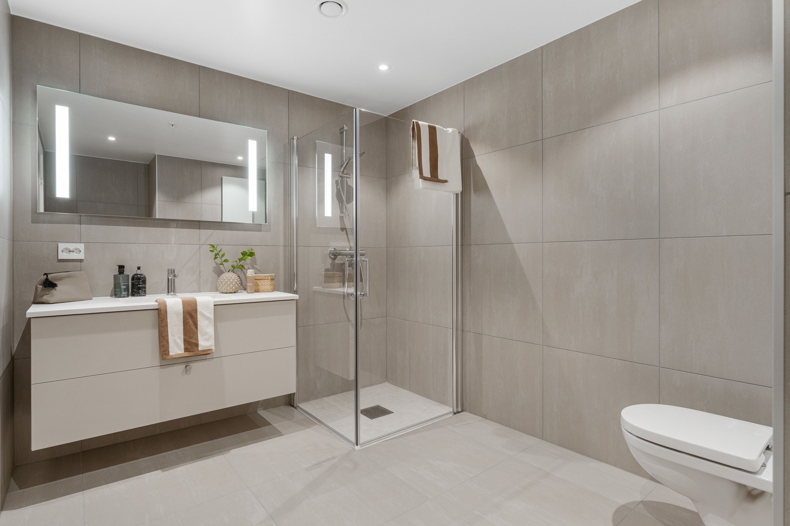 Det separate hovedbadet holder samme høye standard, med moderne og stilrene fliser på både vegger og gulv. Galleribilde