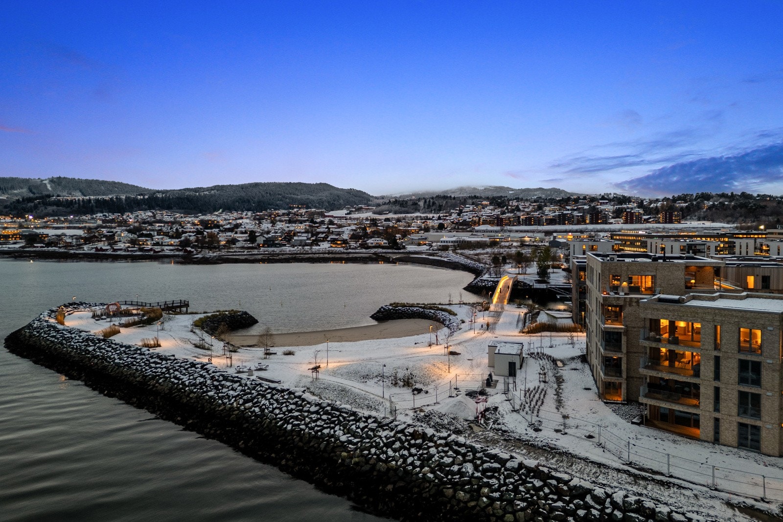 Flott beliiggenhet, helt på enden av Grilstad. Galleribilde