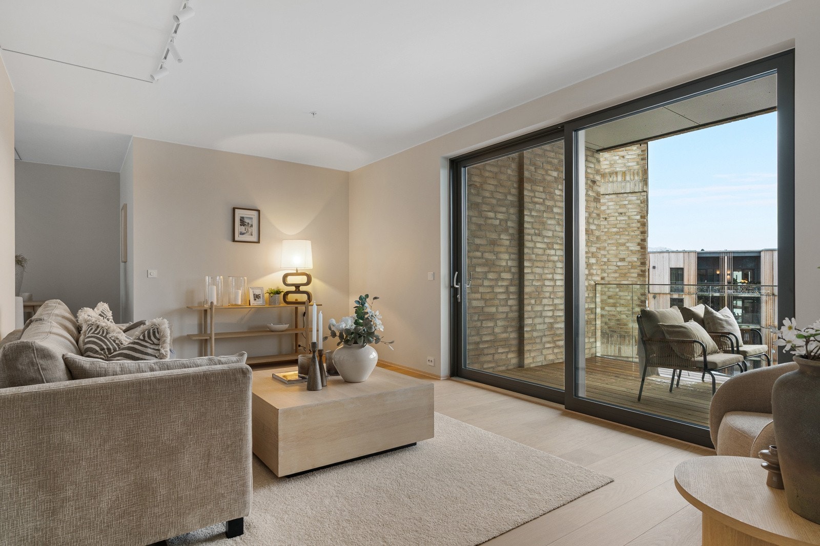 Stuen er romslig og lys, med store vindusflater som slipper inn rikelig med naturlig lys. Galleribilde