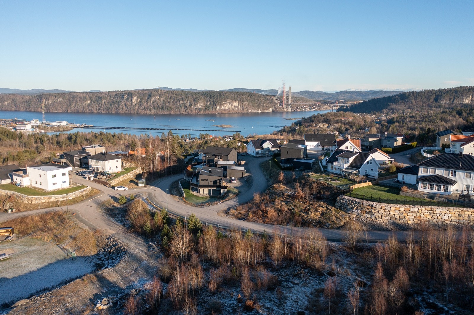 Her bor du nær både skole, barnehage og dagligvarehandel. I nærområdet finner du Rugtvedt skole og Stathelle barneskole, samt flere barnehager, som gjør hverdagen enkel for familier med barn i alle aldre. Galleribilde