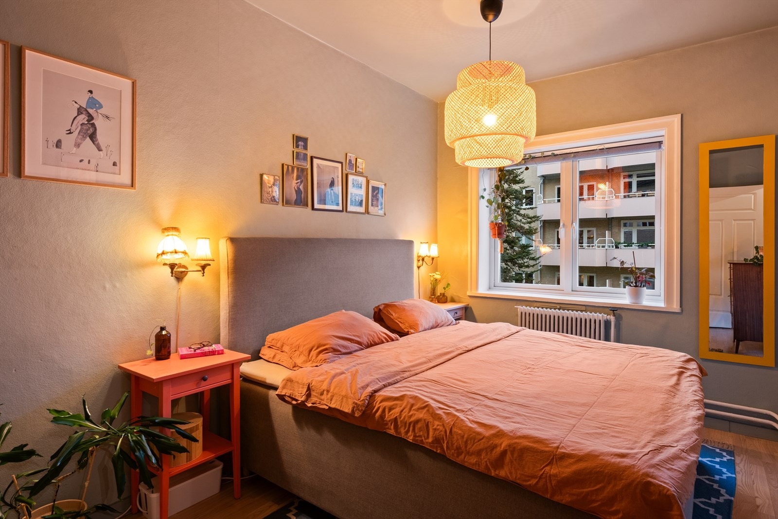 Soverommet byr på god plass til en komfortabel dobbelseng, samt tilbehør som kommode og nattbord for en praktisk og innbydende innredning. Galleribilde