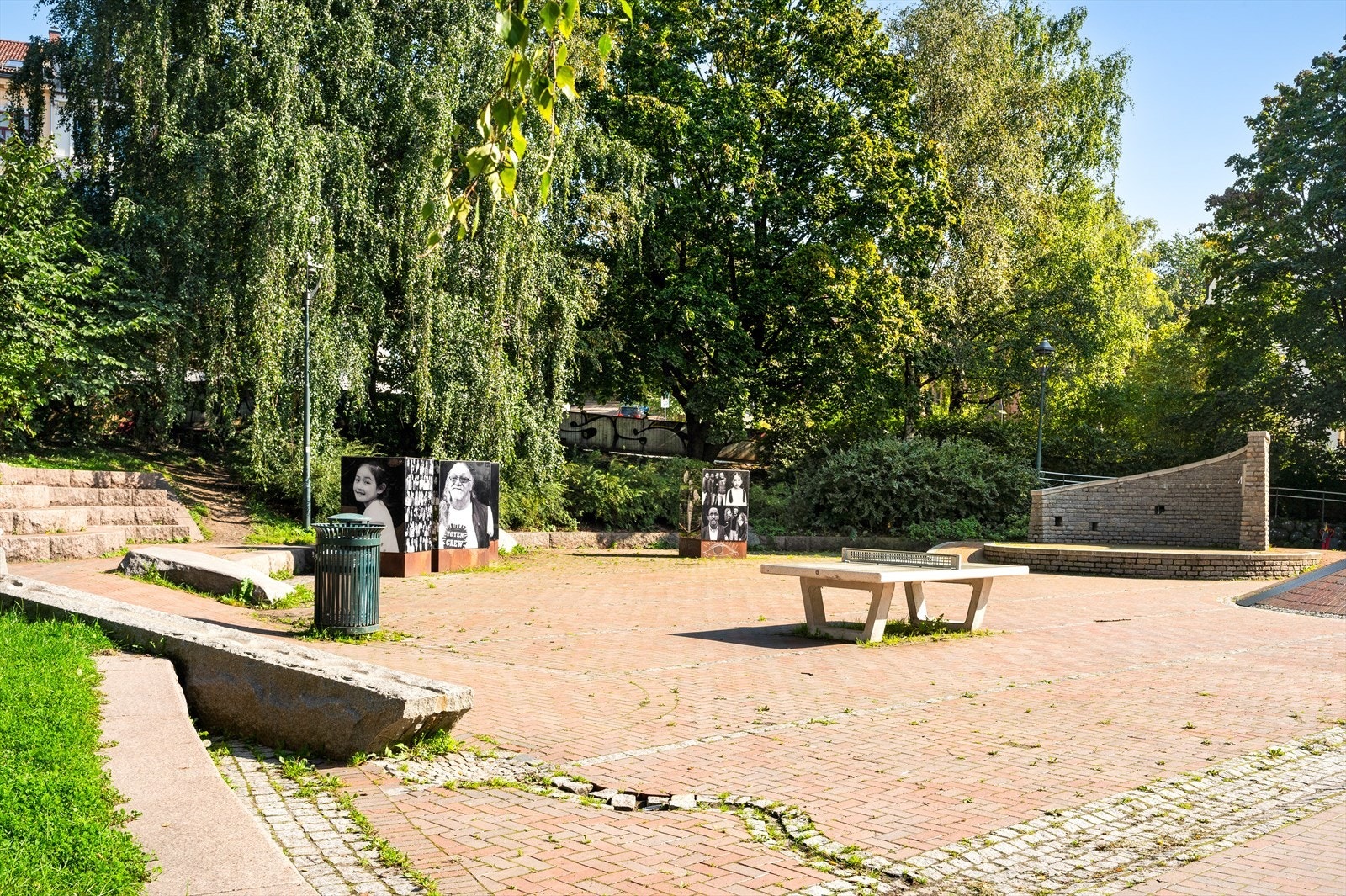 Området består hovedsakelig av flermannsboliger i mur og betong, med kvartalsstruktur og lukkede bakgårder, noe som gir en hyggelig atmosfære. Galleribilde