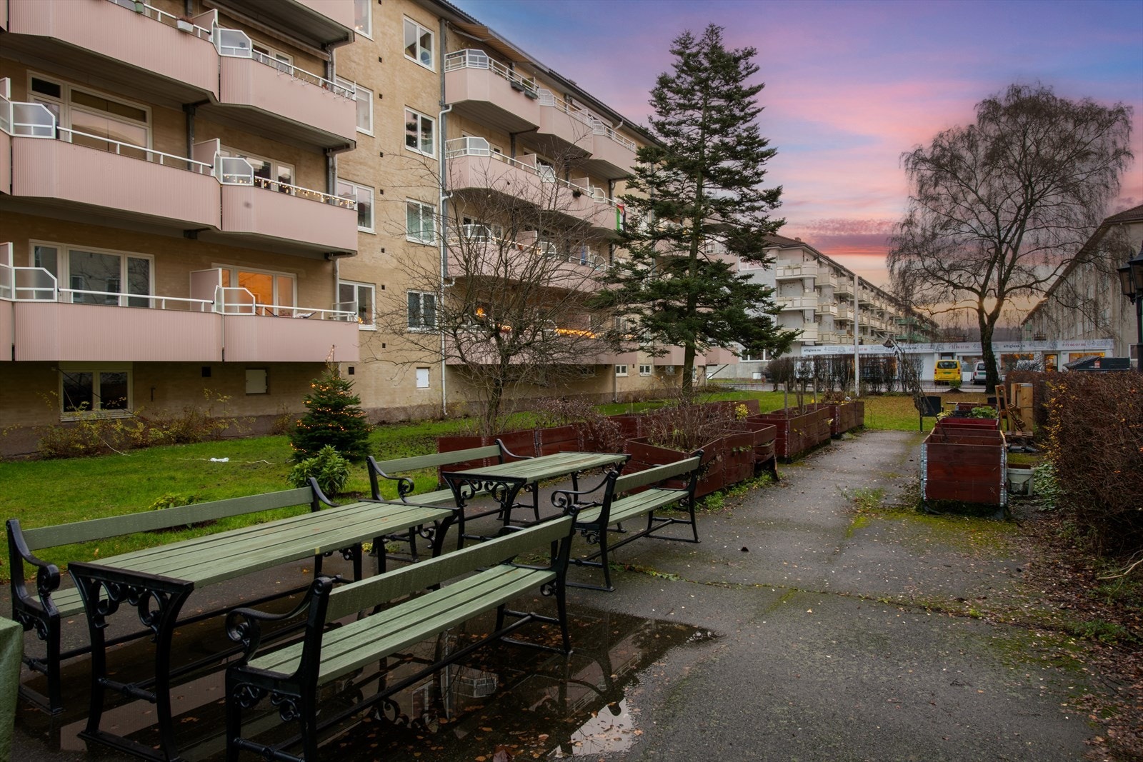 Tomten er flat og gir enkel adkomst, og området er pent opparbeidet med asfalterte internveier, grønne plenarealer og beplantning som skaper et trivelig bomiljø. Galleribilde