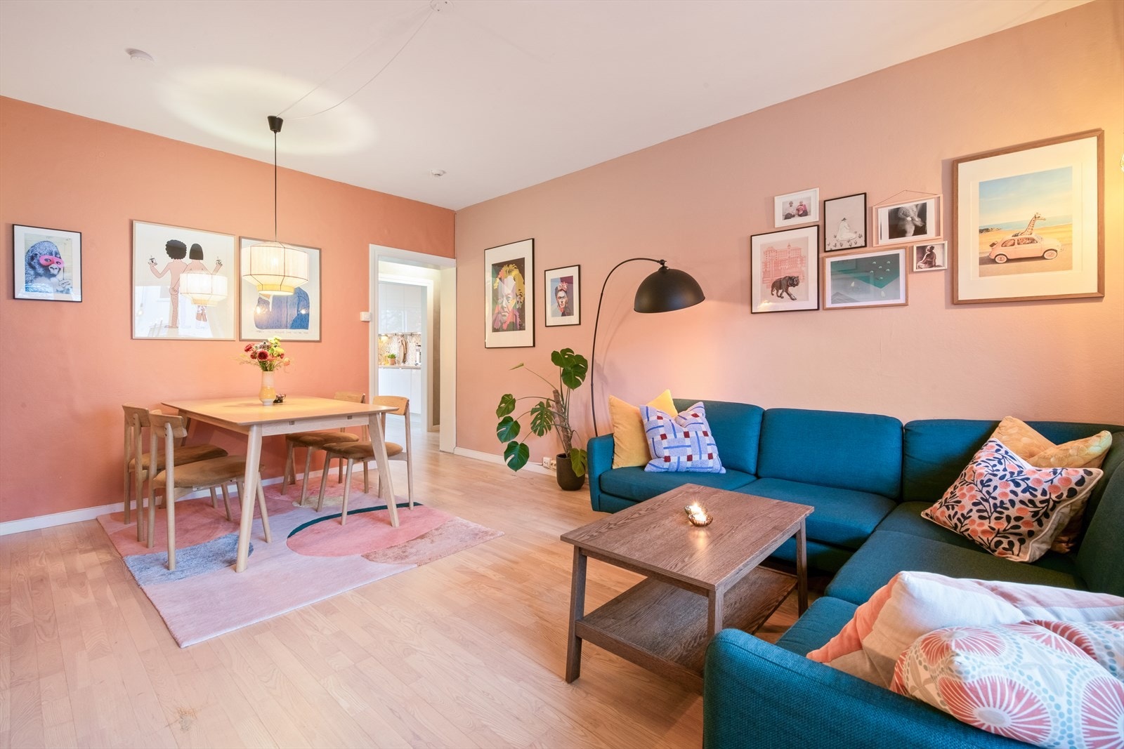 Den åpne og lyse atmosfæren gjør det til et perfekt sted for både hverdagsmåltider og festlige anledninger. Galleribilde