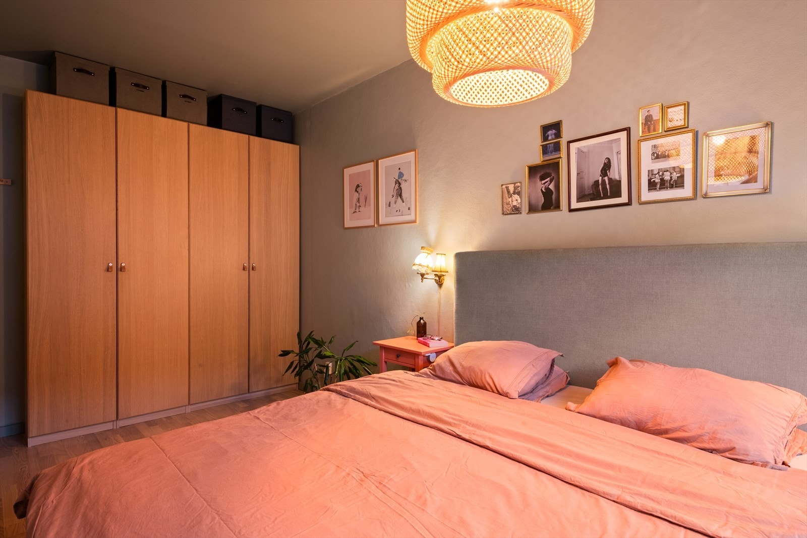 Garderobeskap gir effektiv oppbevaring og holder rommet ryddig. Galleribilde