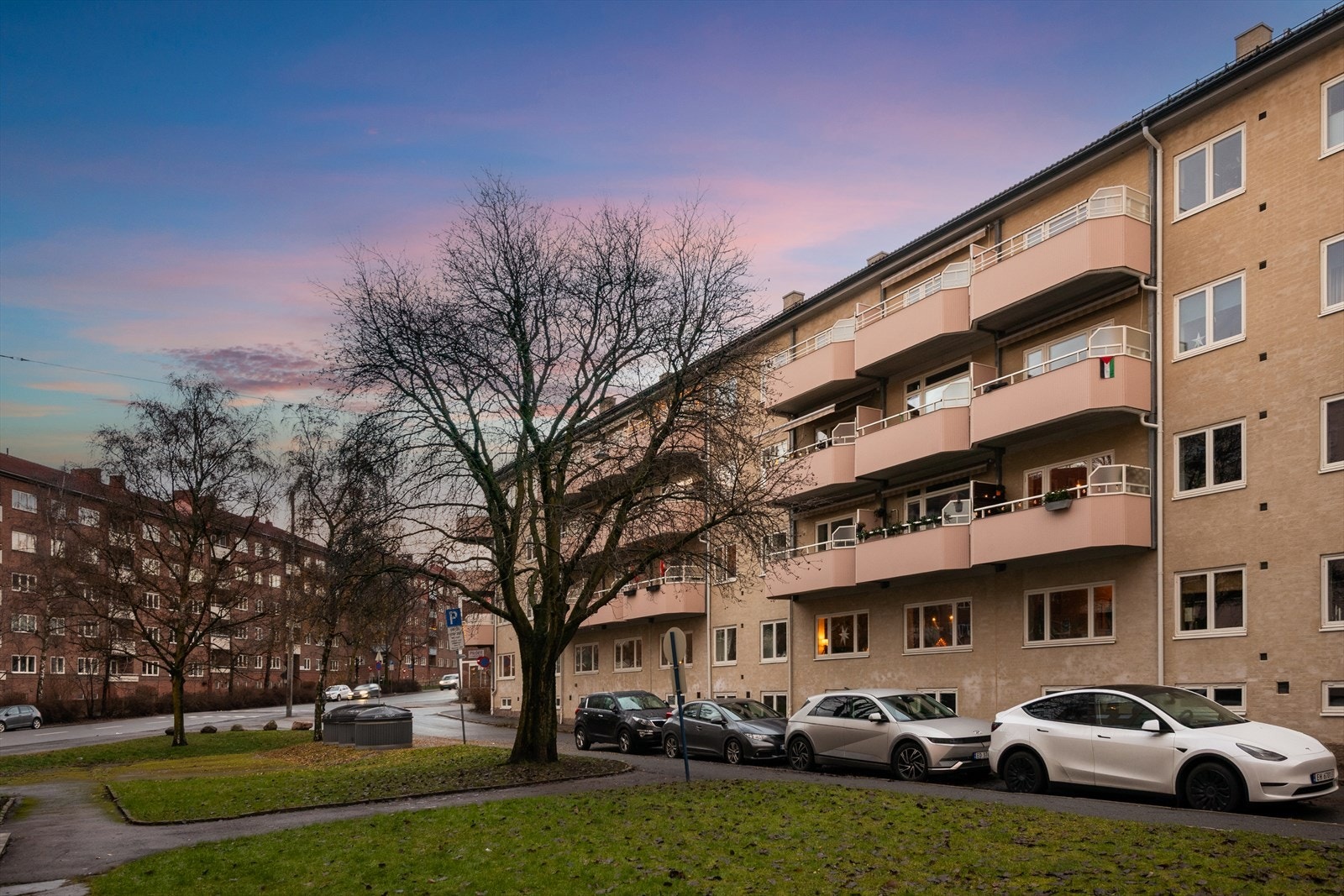 Leiligheten ligger i et rolig område med kort vei til både Tøyen og Grünerløkka, hvor du finner et rikt utvalg av butikker, kafeer og kulturtilbud. Galleribilde