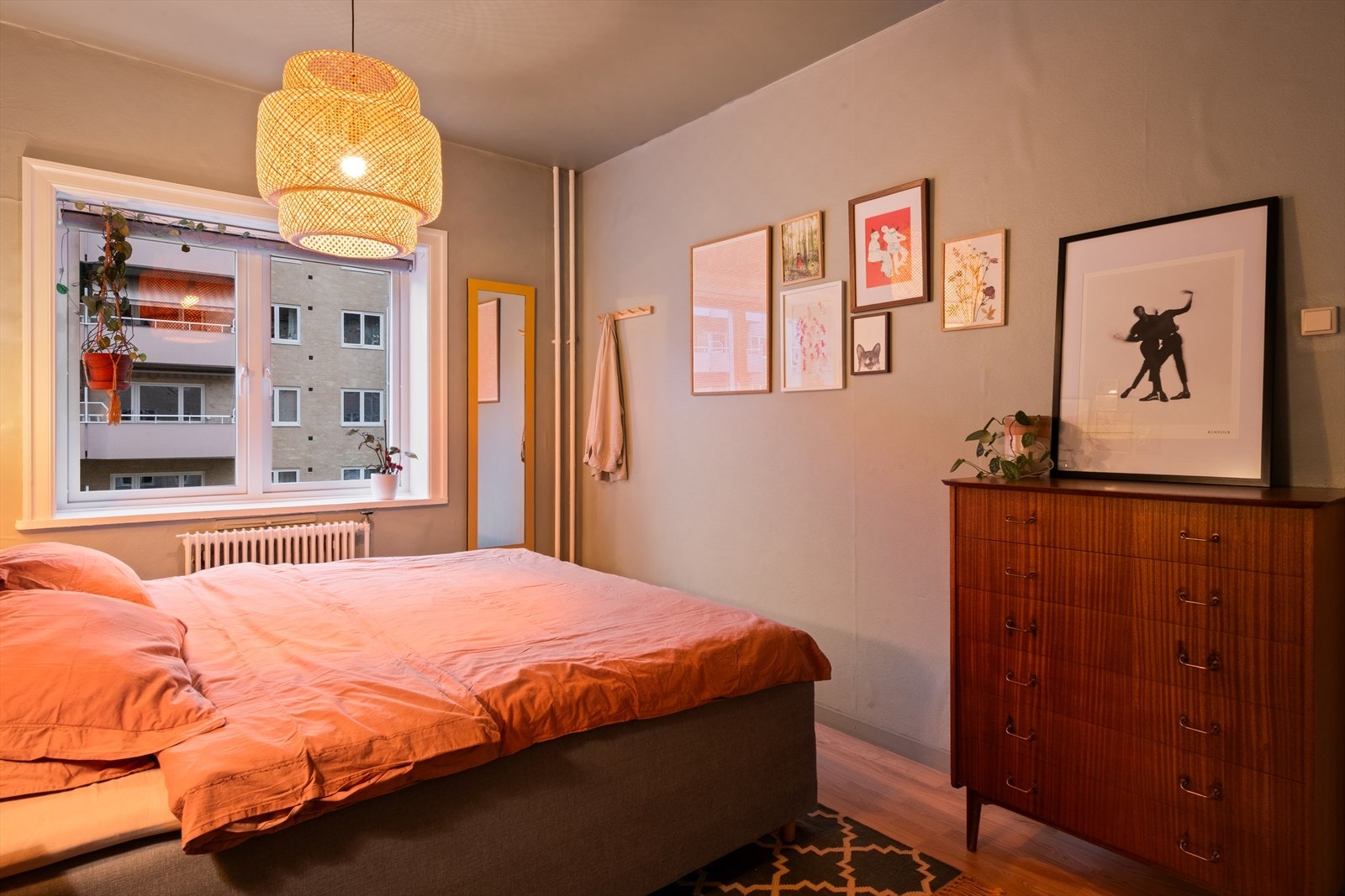 Vinduet slipper inn rikelig med dagslys og inviterer fargene fra uteområdet inn, noe som skaper en behagelig og harmonisk atmosfære. Galleribilde