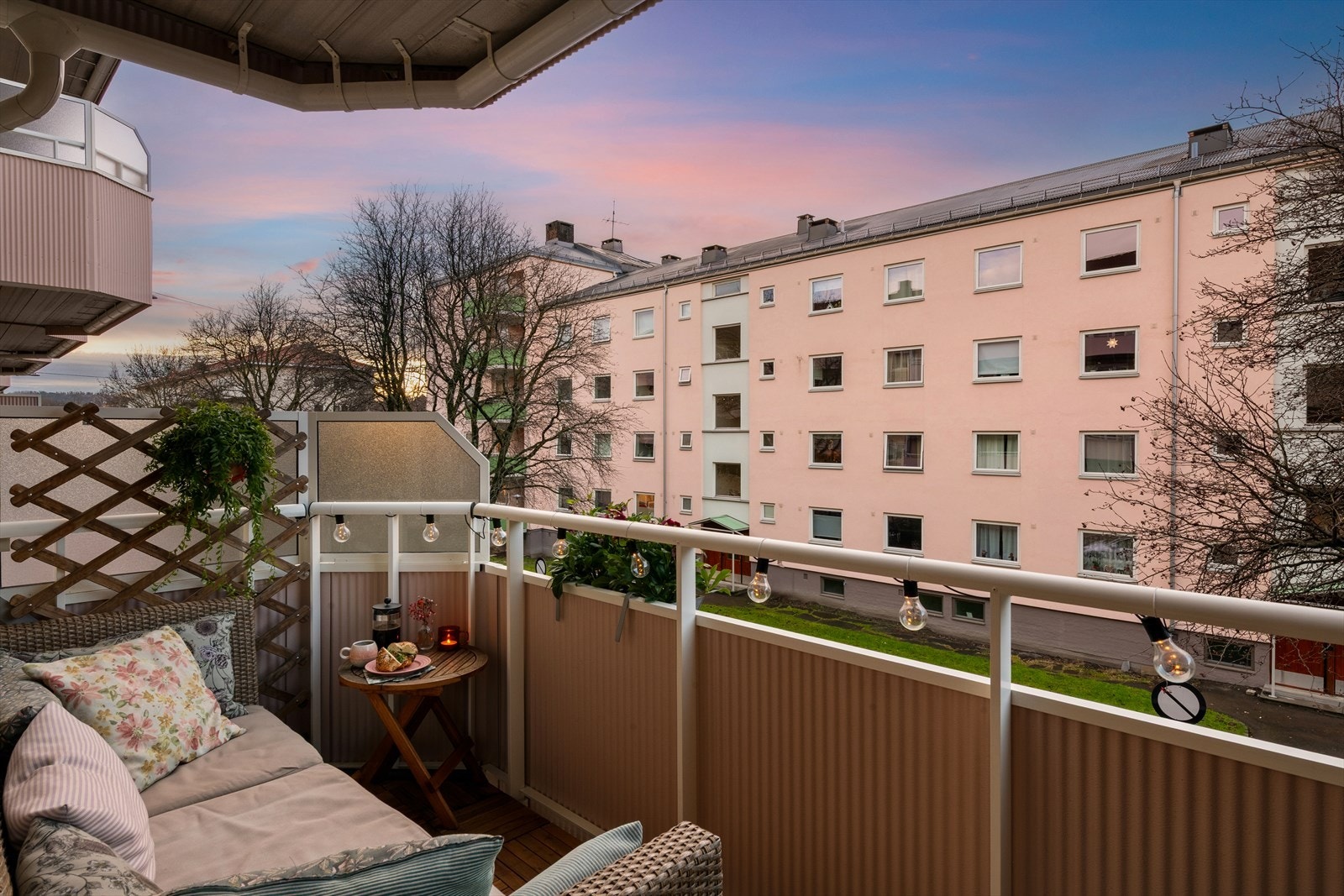 Fra stuen er det utgang til en solrik balkong. Balkongen er et stort pluss - her kan du nyte solen fra ca. kl. 13 til ca kl 19:30 på sommeren. Galleribilde