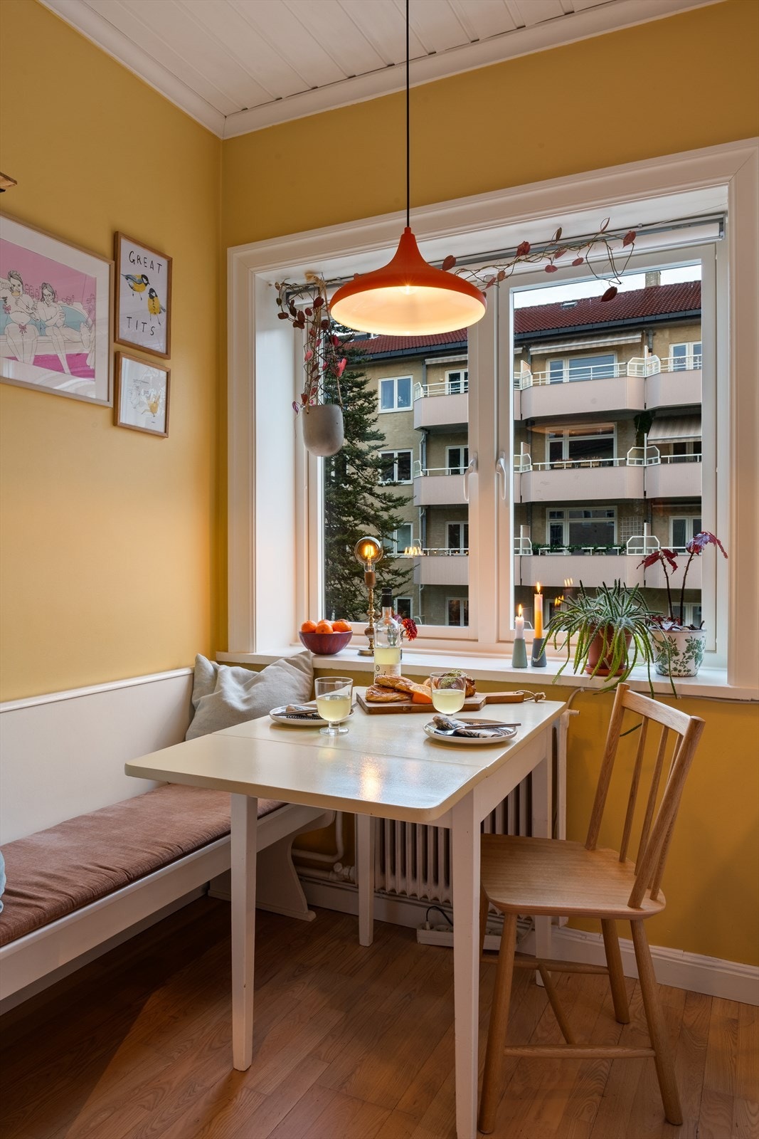 Spiseplassen er plassert ved vinduet, som slipper inn rikelig med dagslys og gir en hyggelig utsikt mot uteområdet - perfekt for morgenkaffen eller en rolig middag. Galleribilde