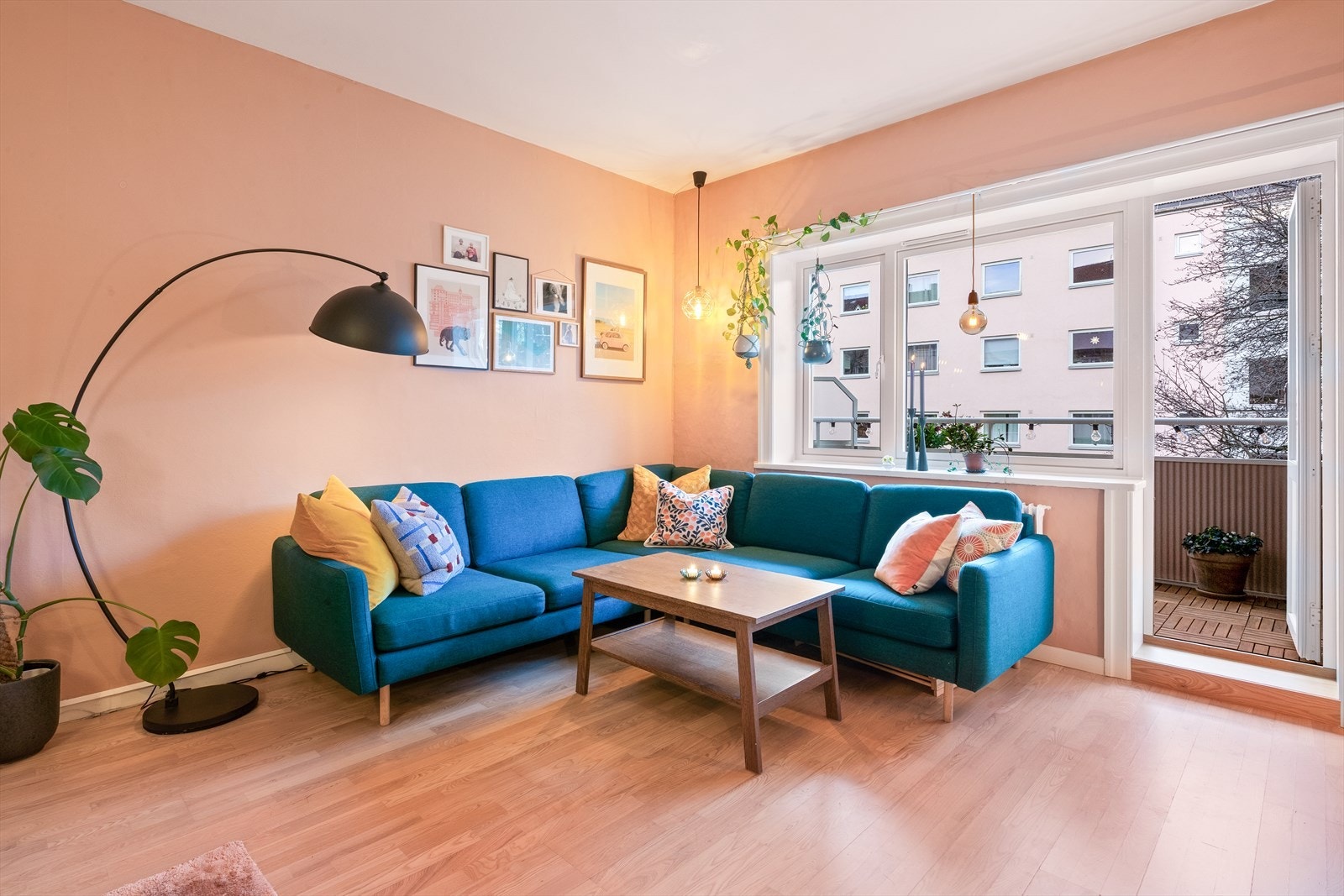 Herfra har du utgang til en herlig, lun balkong - perfekt for å nyte solrike ettermiddager og rolige kvelder. Galleribilde