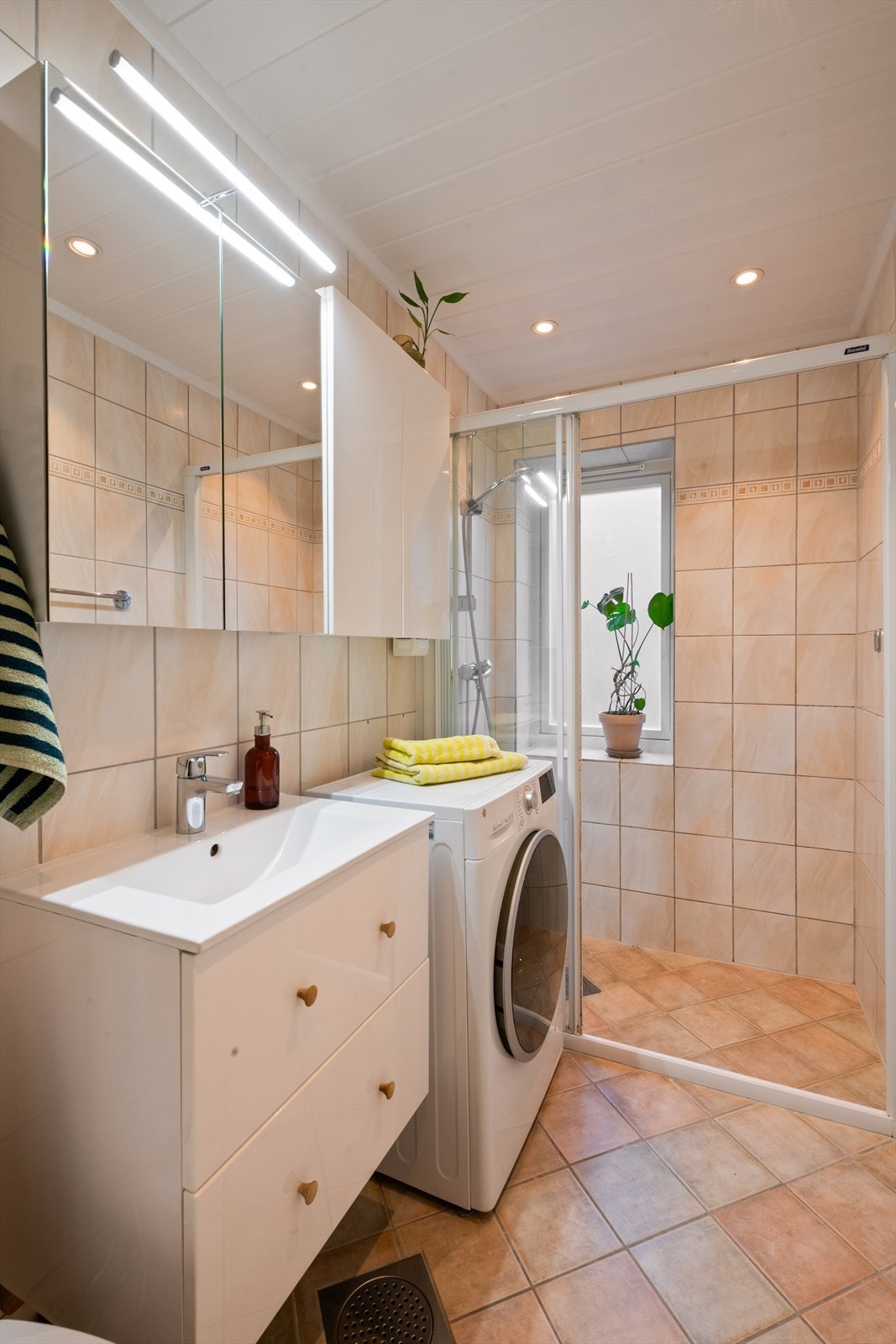 Sanitærutstyret ble fornyet i 2020, og det er opplegg for vaskemaskin. Ventilasjonen er naturlig, noe som bidrar til et godt inneklima. Galleribilde