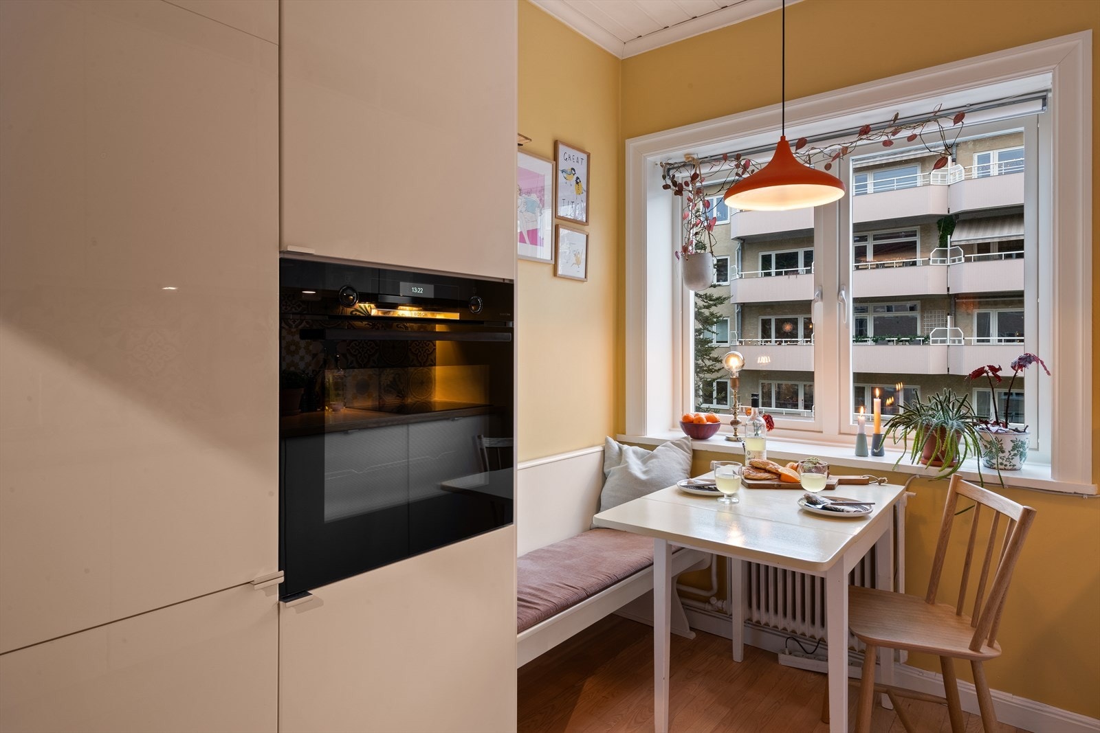 Spiseplassen ligger fint til ved vinduet, hvor lyset strømmer inn og skaper en varm og lun stemning. Galleribilde