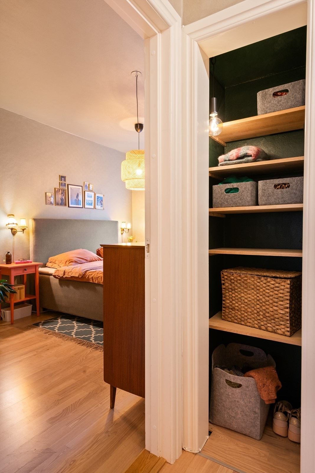 I entréen har selger satt inn integrerte hyller som gir smart oppbevaring i et tidligere skap. Galleribilde