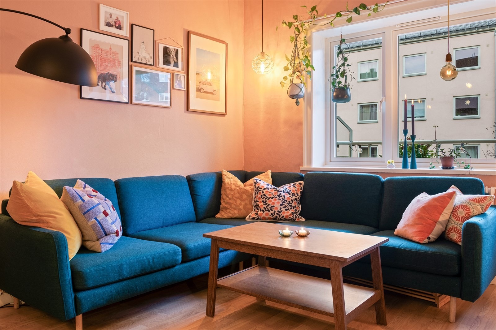 Stuen er malt i en behagelig, men samtidig fargerik koralltone som gir rommet en unik karakter. Galleribilde