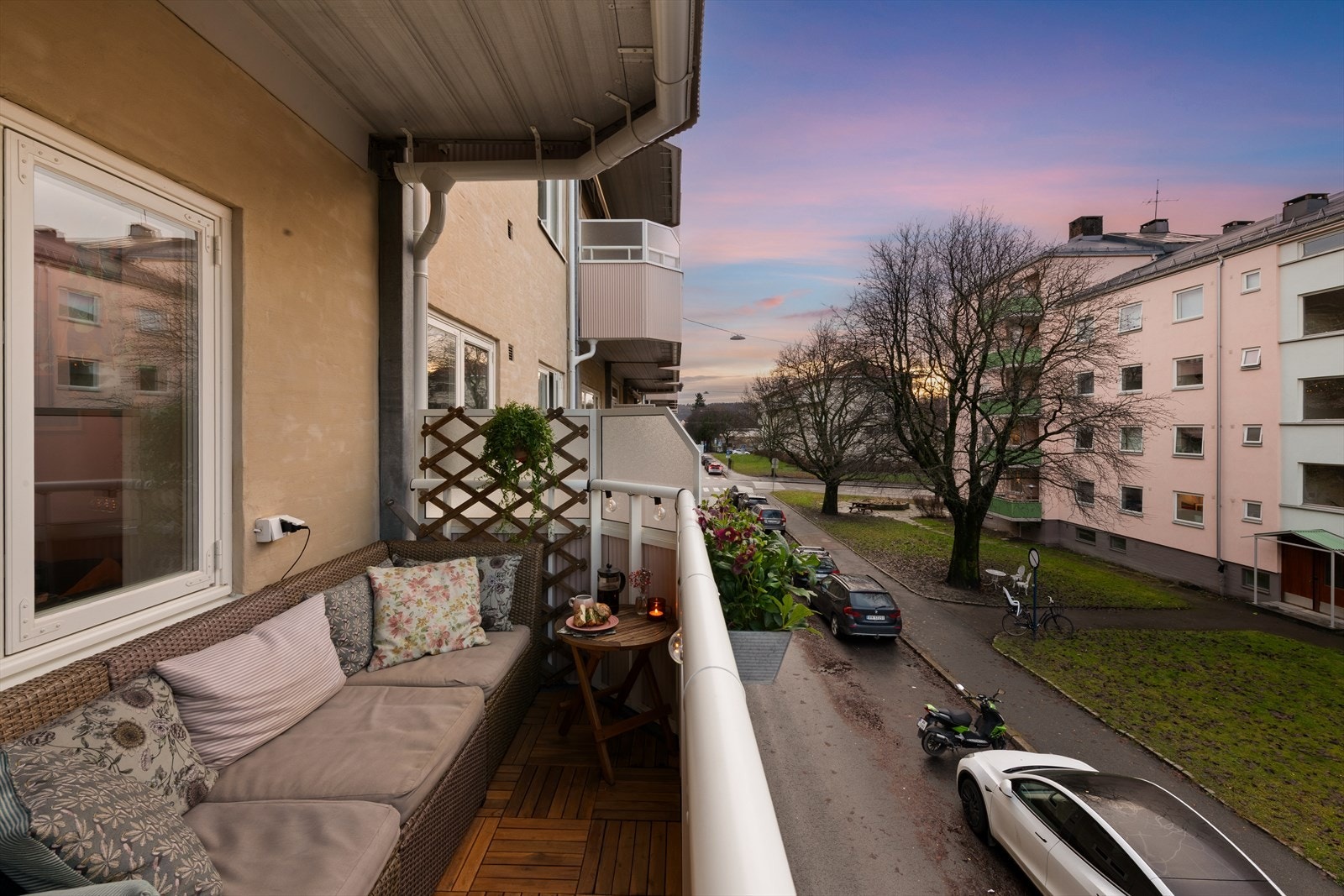 Balkongen er godt skjermet noe som gir en lun atmosfære selv på vindfulle dager. Galleribilde