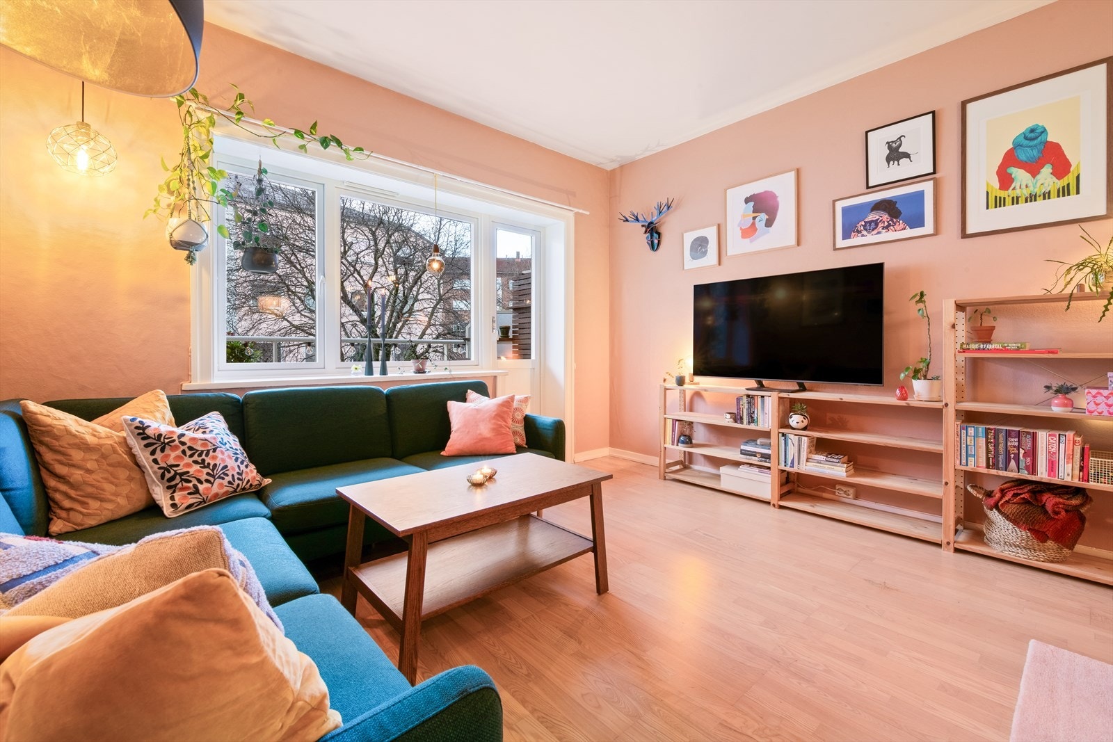 Boligen ligger i et klassisk bygg fra 1941, som fremstår som godt vedlikeholdt med flere moderne oppgraderinger. Galleribilde