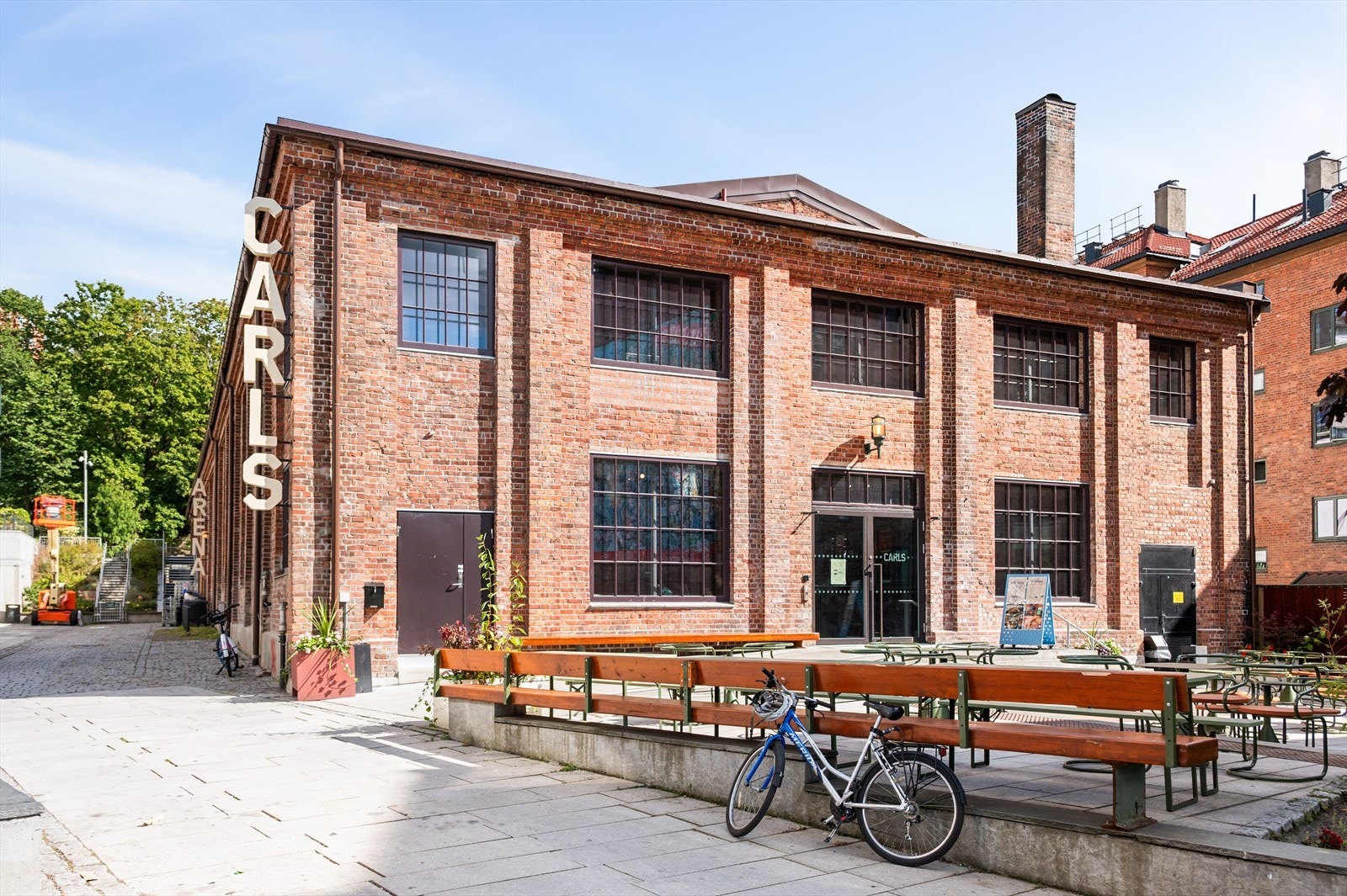 Carls tilbyr blant annet uteservering, deli restaurant og arrangementer. Carl Berners nye urbane storstue. Galleribilde