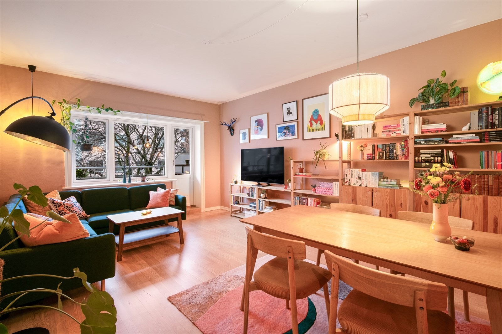 Stuen er romslig og har en naturlig plassering for sofagruppe ved det store vinduet, som slipper inn rikelig med dagslys og gir en behagelig atmosfære. Galleribilde