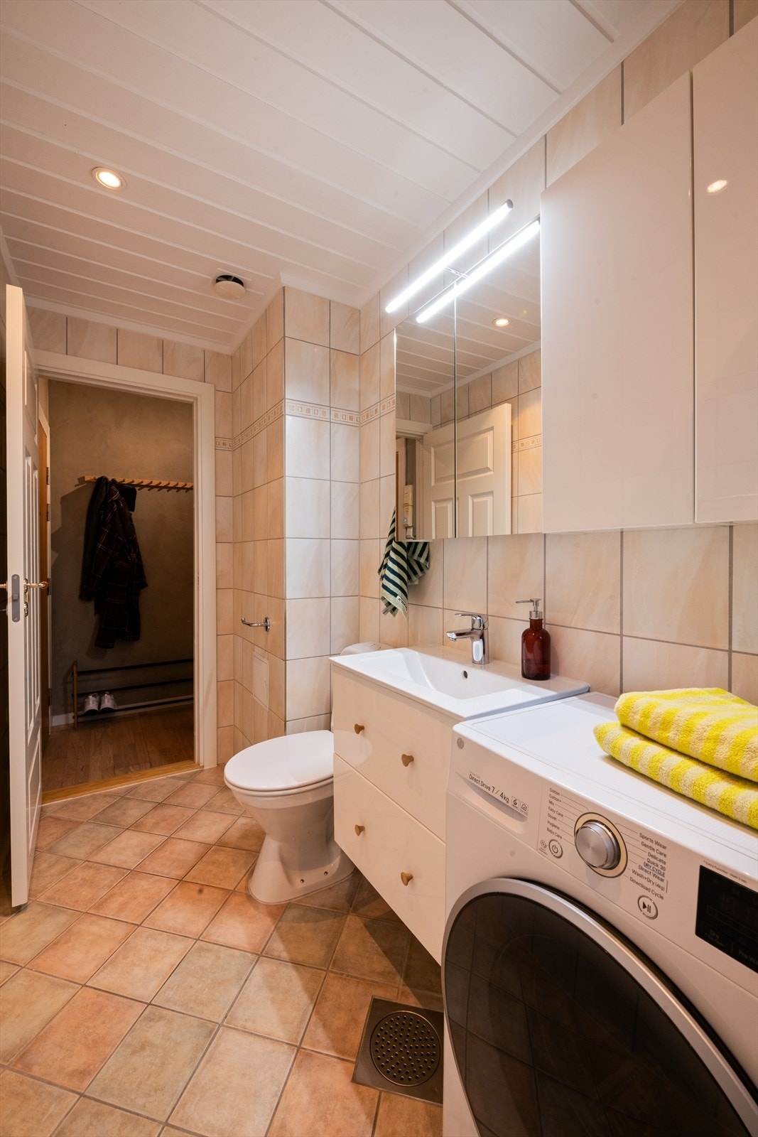 Badet er fra 2002 og har flislagte overflater på både vegger og gulv, med elektriske varmekabler som gir en behagelig varme. Galleribilde