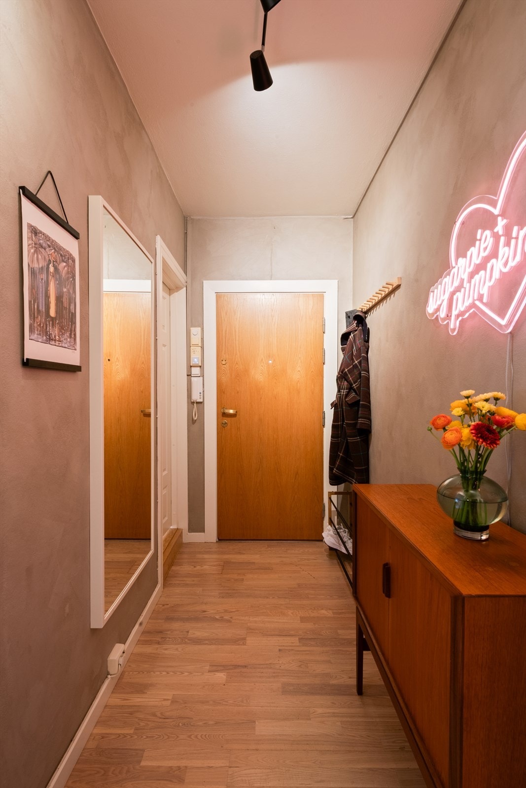 Adkomsten skjer via en pen og felles trappeoppgang, før du ønskes velkommen inn i en romslig entré. Galleribilde