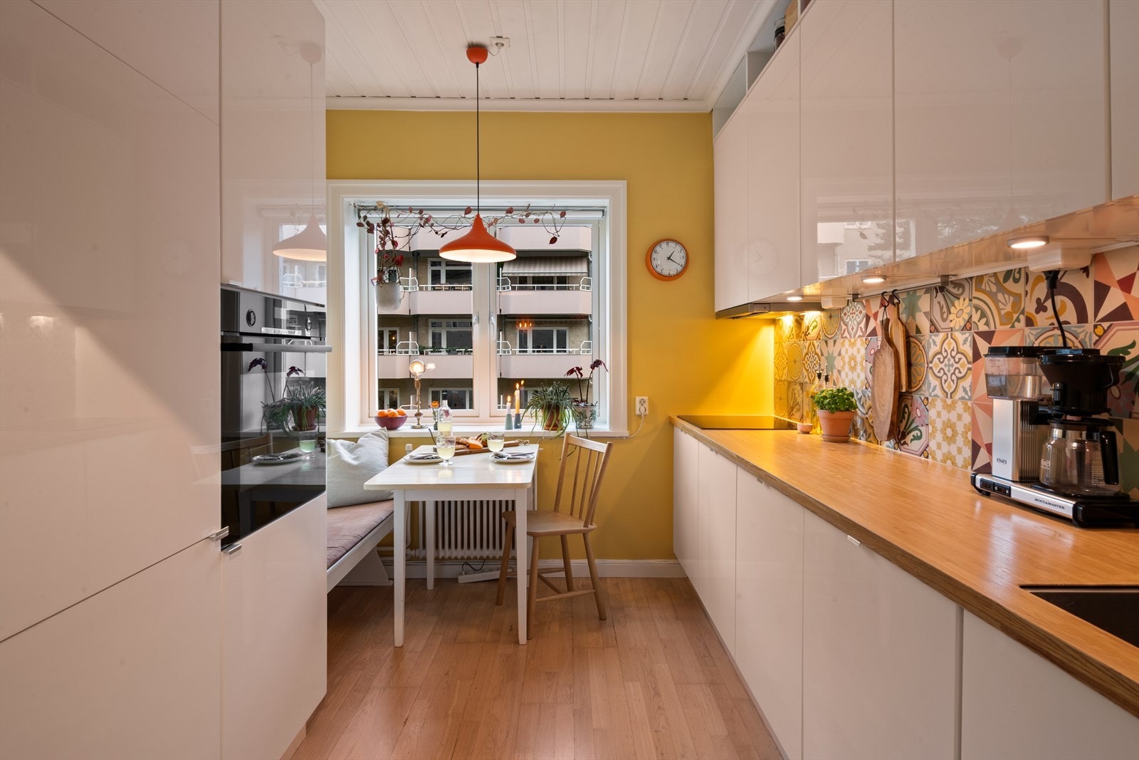 Veggen over benken er flislagt, og kjøkkenet er utstyrt med ventilator med avtrekk ut. Her finner du alt du trenger av hvitevarer som induksjonstopp, komfyr, oppvaskmaskin samt kjøl-/fryseskap. Galleribilde