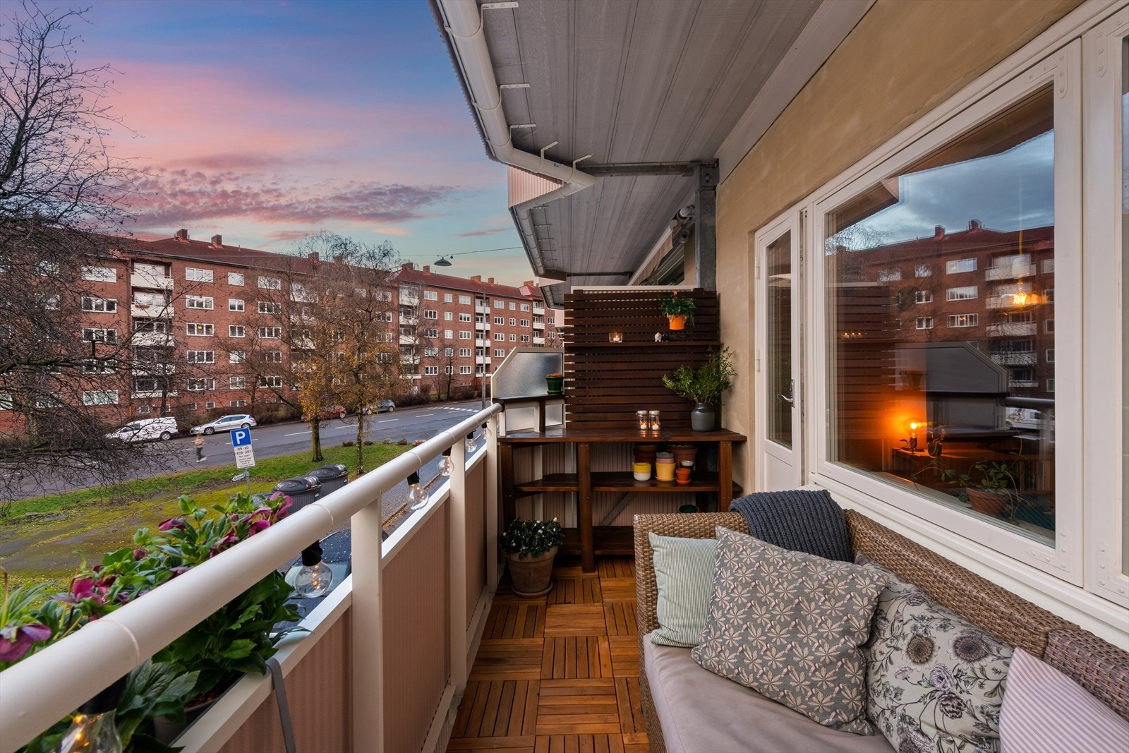 Delvis takoverbygget balkong med god plass til utemøbler - perfekt for å nyte både sol og skygge. Galleribilde