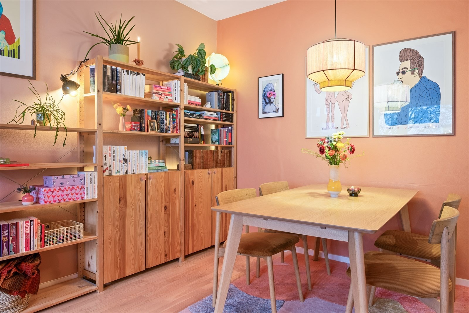 Her får du et rom som både inspirerer og gir ro - perfekt for hyggelige stunder med familie og venner. Galleribilde