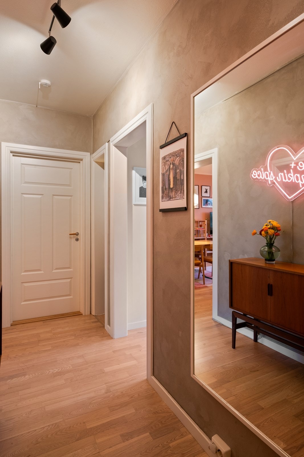 Fra entréen har du tilgang til leilighetens helflisede baderom, et tilbaketrukket og romslig kjøkken med spiseplass, samt et stort soverom med garderobeløsning for effektiv oppbevaring. Galleribilde