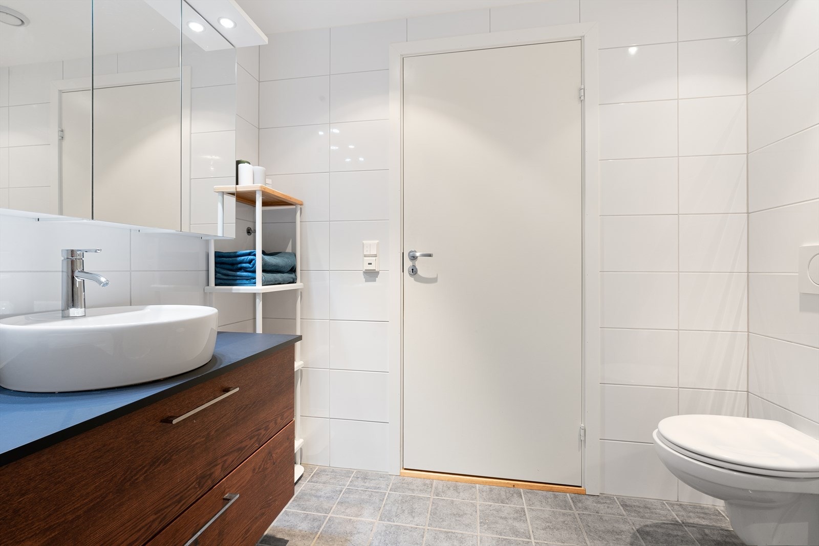 Helfliset bad med varmekabler i gulv Galleribilde