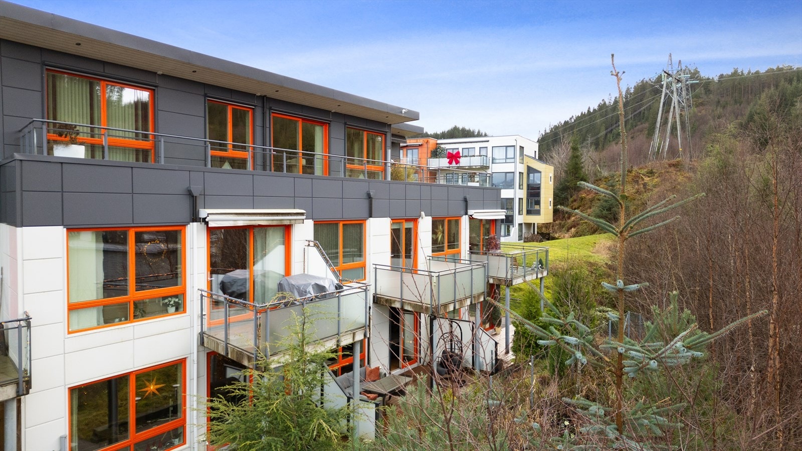 Dronebilde av fasaden Galleribilde