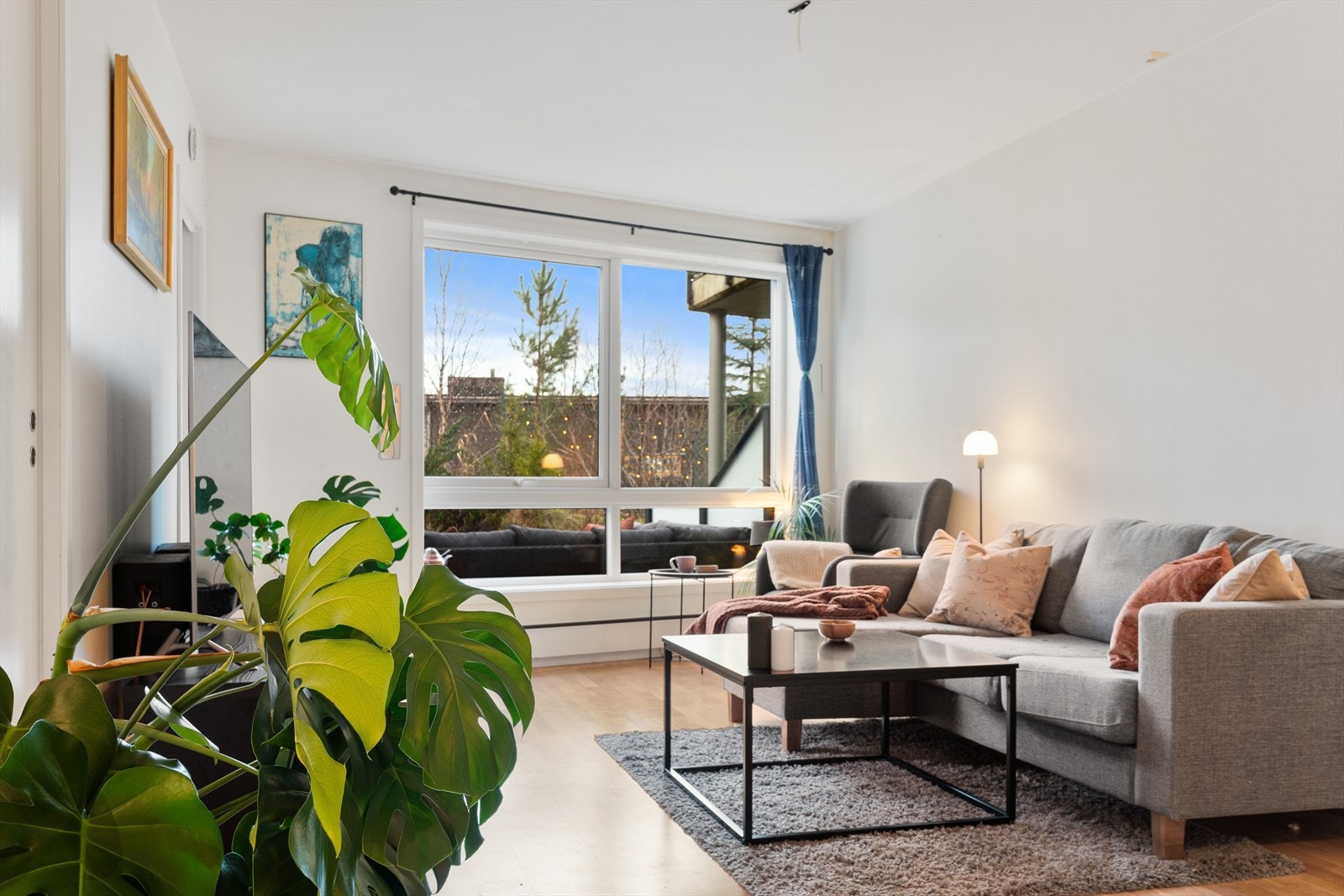 Lys og pen stue med vindu mot egen balkong Galleribilde