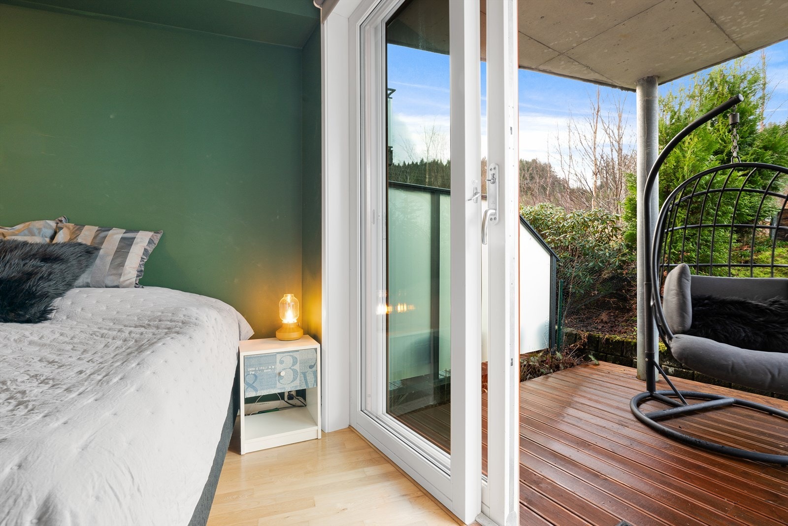 Soverom med skyvedør ut til balkongen Galleribilde