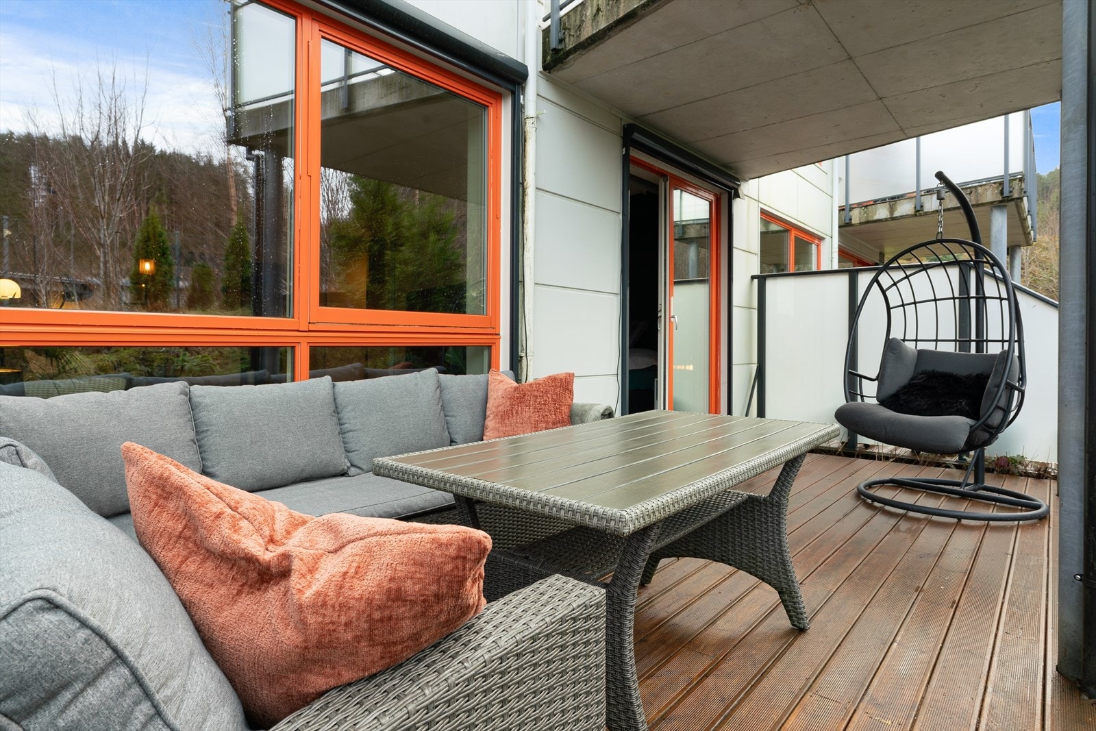 Balkongen strekker seg langs fronten av hele leiligheten Galleribilde